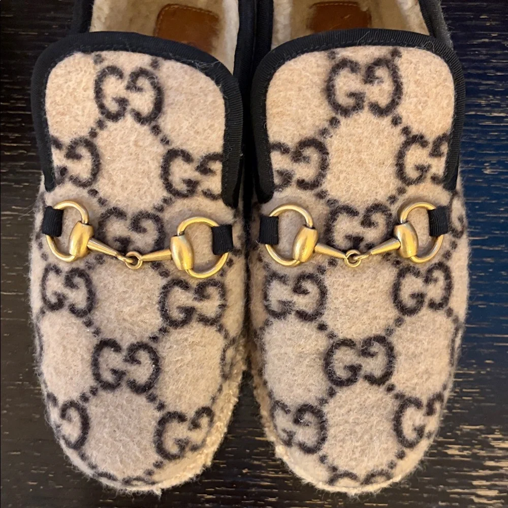 Gucci Cream and Black Shearling Loafers with Gold Bit - Picture 6 of 6